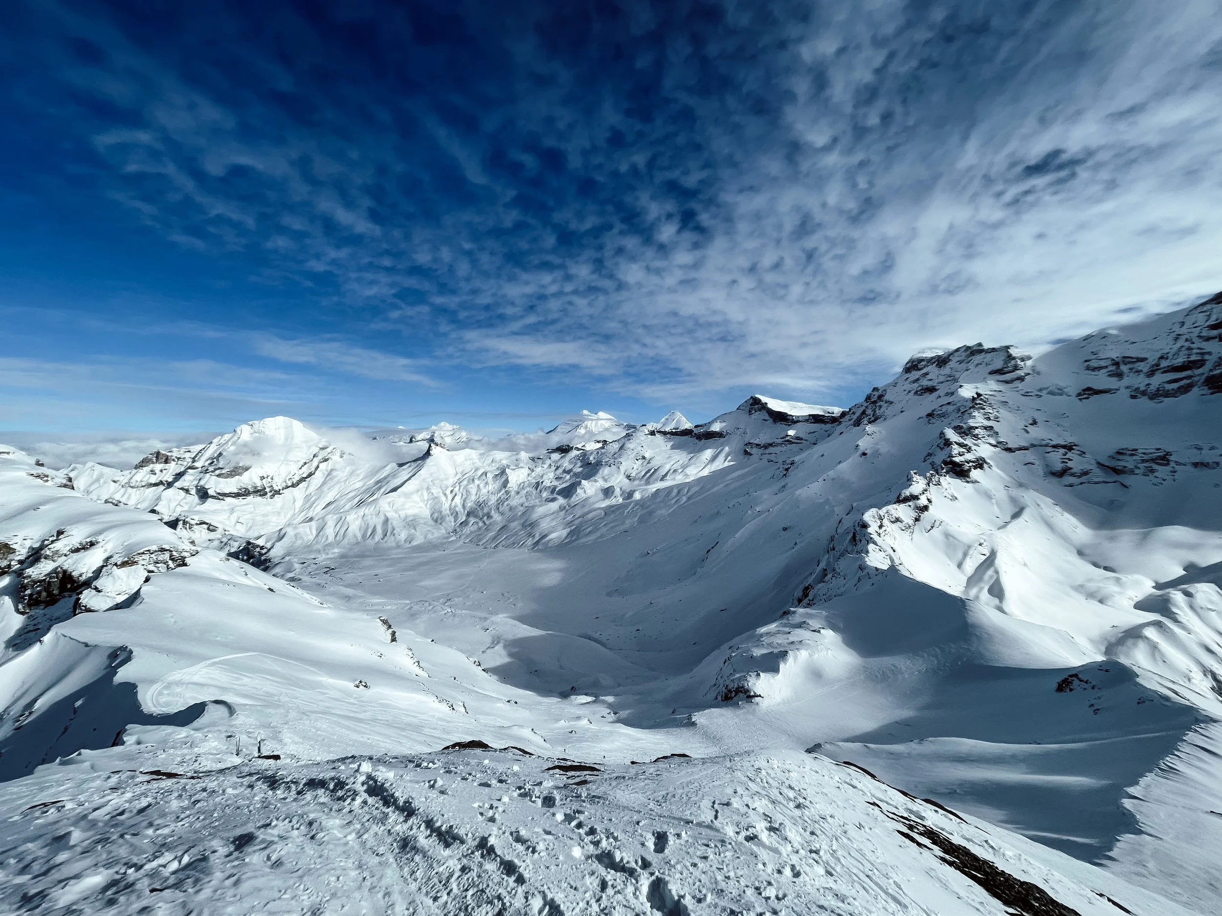 Schneebedeckte Berge unter einem blauen Himmel mit Wolken